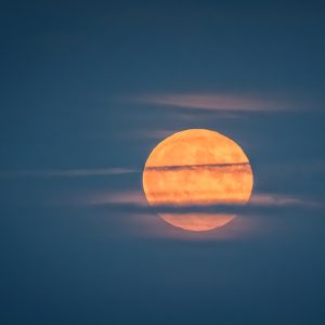 Thomas van der Laan - Volle maan door de lage bewolking